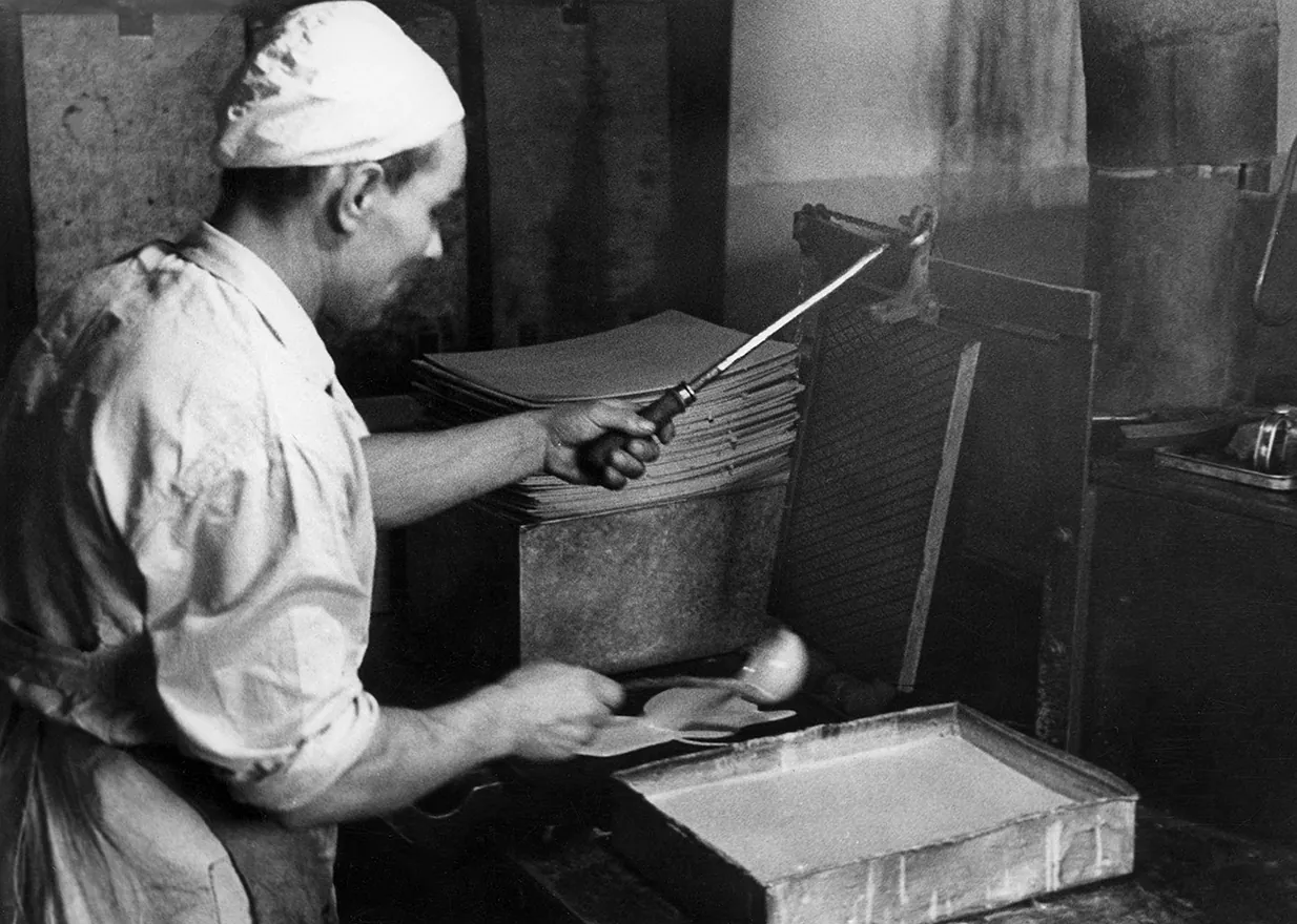 Tak dawniej wyglądał wypiek wafli (zdjęcie z fabryki 'Suchard', ok. 1940r. Narodowe Archiwum Cyfrowe).