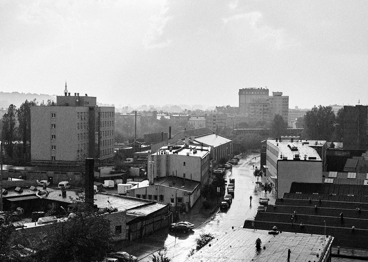 Widok na Krakowską Hutę Szkła i ul.Lipową. Po lewej pomarańczowy budynek “Instytutu Ceramiki i Materiałów Budowlanych” obecnie w składzie Sieci Badawczej Łukasiewicz, po prawej, od ulicy, budynek hali głównej, galeria i sklep KHS, 2014